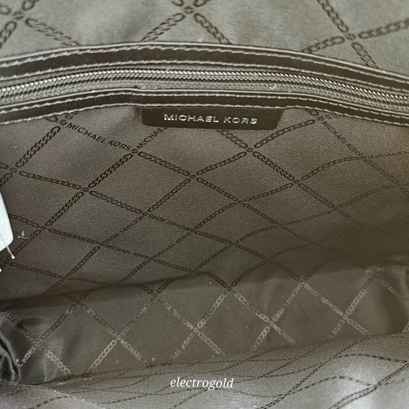 Michael Kors Voyager signature Tote Bag in black - Picture 7 of 11